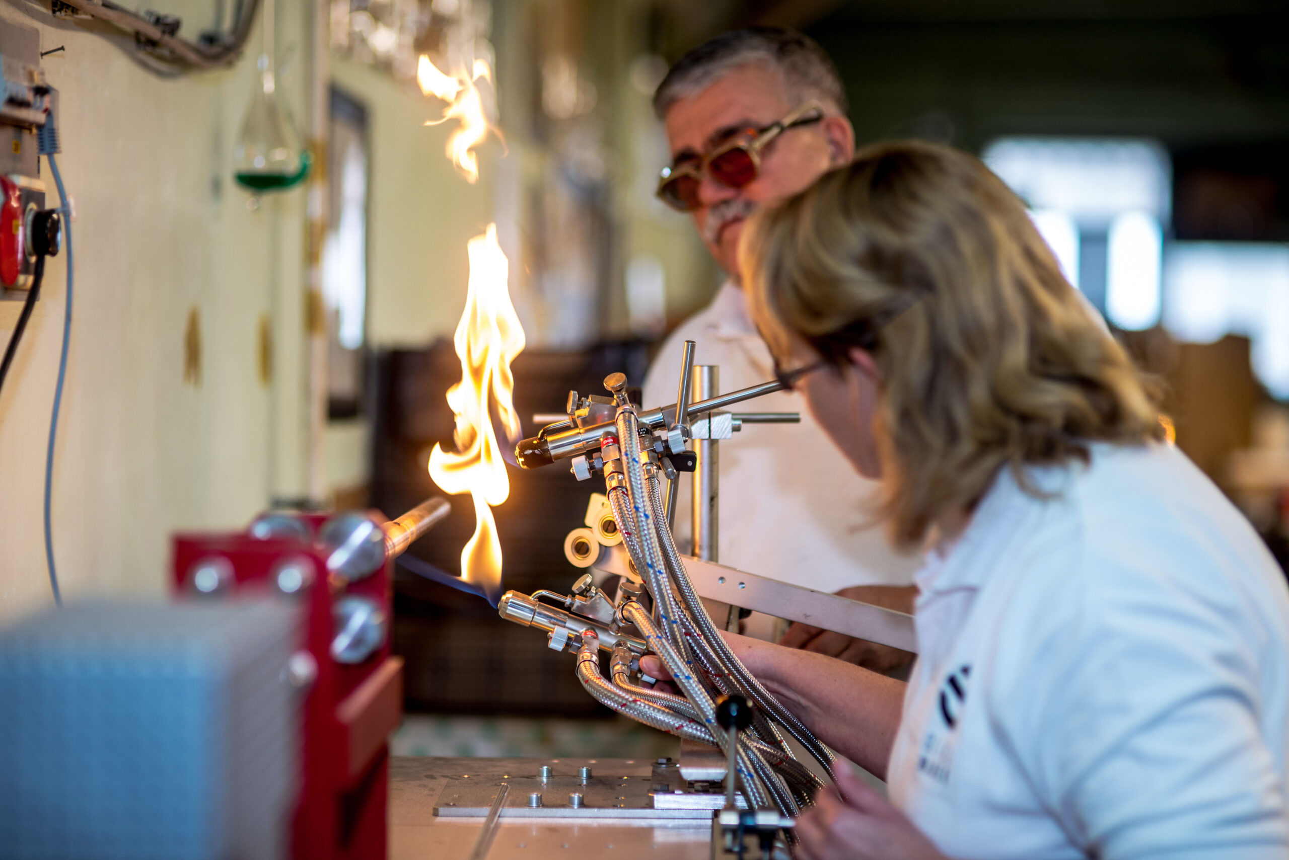 Üvegfúvó mesterek a műhelyben
