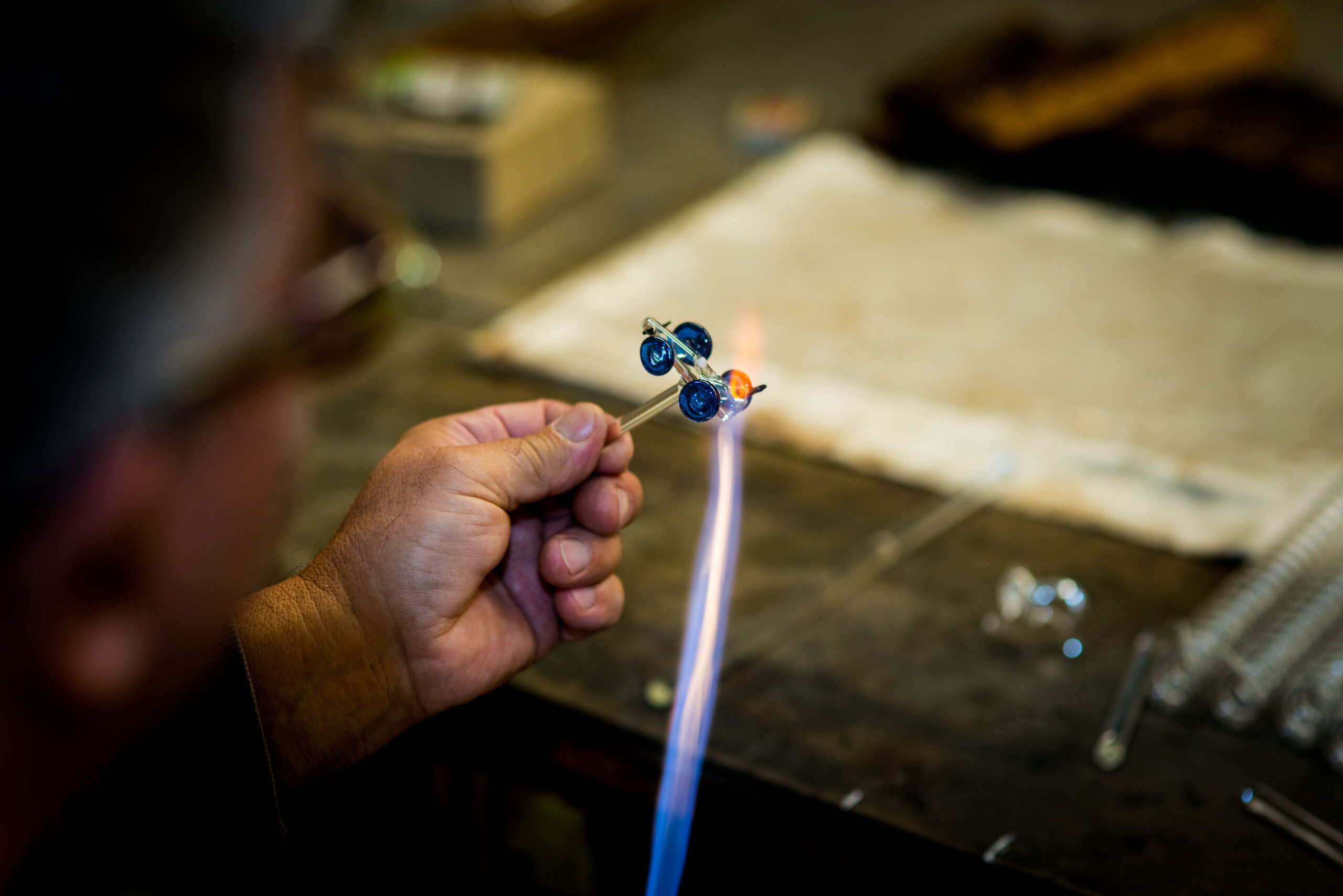 Kézi üvegmunka közeli - precíz részletmunka